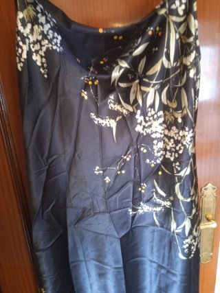 Camisón negro con estampado floral