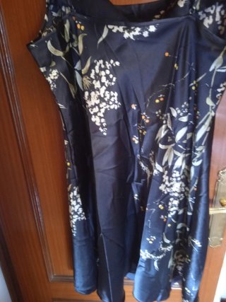 Camisón negro con estampado floral