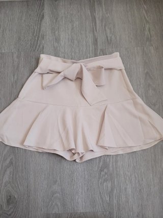 Falda pantalón beige con lazo nueva