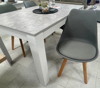 Mesa de comedor gris y blanca