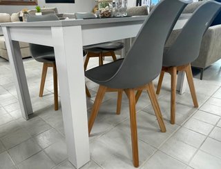 Mesa de comedor gris y blanca