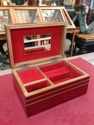 Joyero, caja musical Vintage Avon Rojo y Dorado