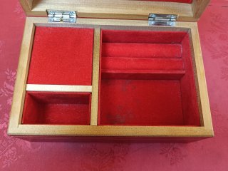 Joyero, caja musical Vintage Avon Rojo y Dorado