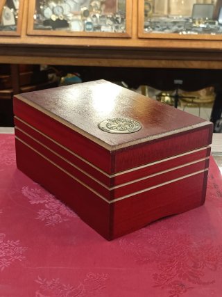 Joyero, caja musical Vintage Avon Rojo y Dorado