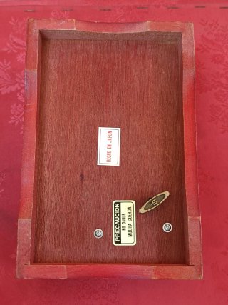 Joyero, caja musical Vintage Avon Rojo y Dorado