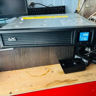 APC Smart-UPS C1000 Plata
