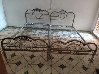 Dos camas de níquel de 105 cms