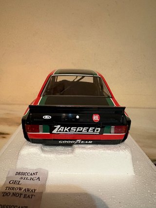 Coche a escala 1:18