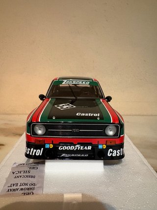 Coche a escala 1:18