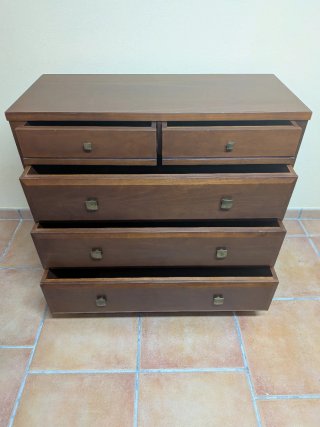Cómoda de madera maciza oscura