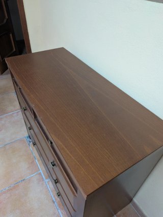 Cómoda de madera maciza oscura