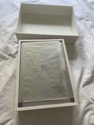 MacBook M2 13 8GB 256GB Gris Espacial