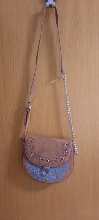 Bolso marrón con bordado floral