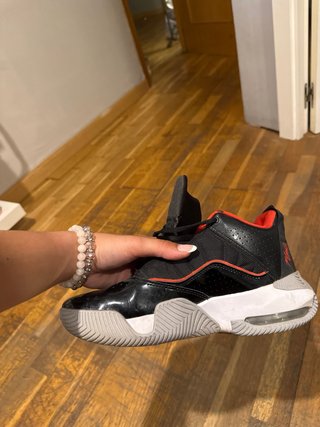Zapatillas Jordan Negras y Rojas Talla 41
