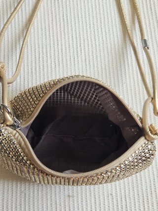 Bolso de fiesta dorado con brillos