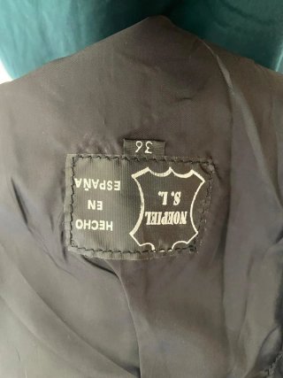 Falda de piel negra