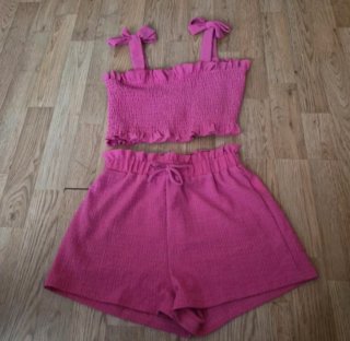 Lote de ropa para niñas.
