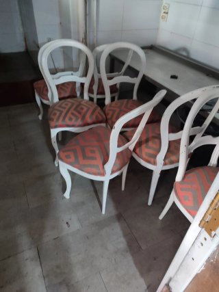 Sillas de comedor con diseño geométrico