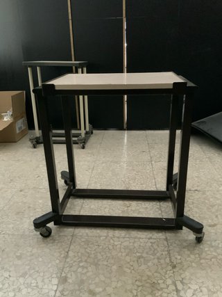 Mesa auxiliar metálica con ruedas