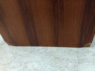 Mesa de escritorio de madera marrón