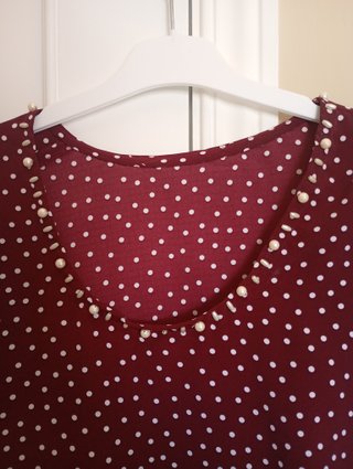 Blusa lunares con perlas en escote