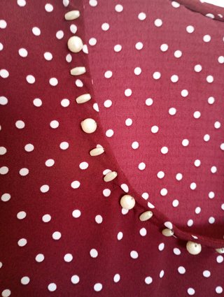 Blusa lunares con perlas en escote