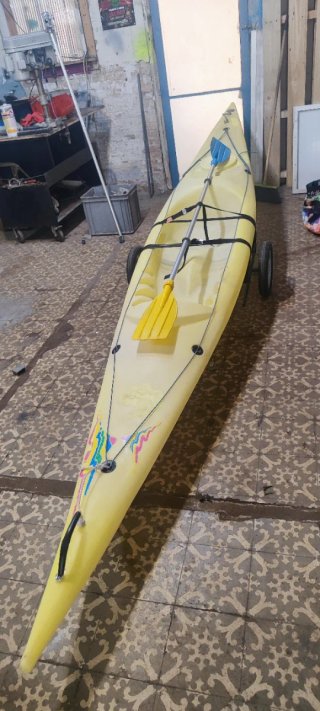 Kayak de mar amarillo