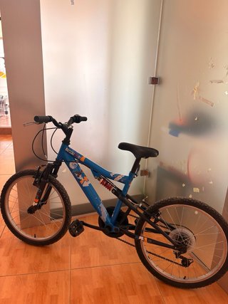 Bicicleta azul para niños