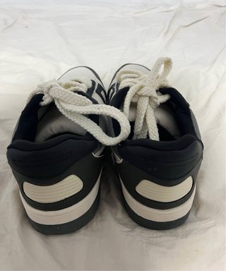 Zapatillas deportivas negras y blancas