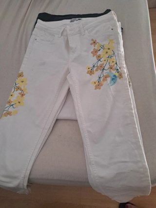 Vaqueros blancos con bordado floral