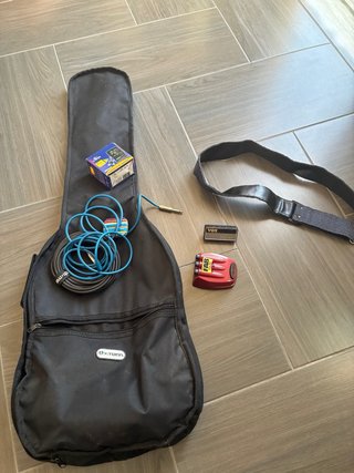 Pack Guitarra Eléctrica Squier Telecaster + Ampi