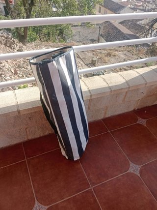 Sillas de playa a rayas y sombrilla