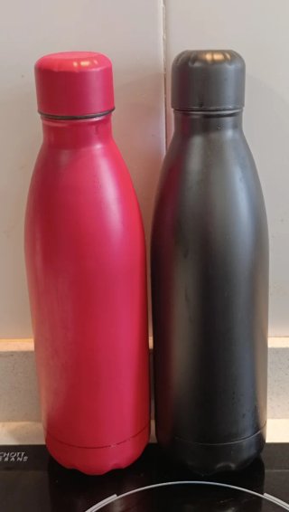 Bottiglie di metallo rosse e nere