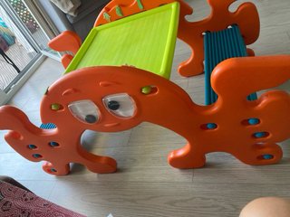 Mesa infantil tipo camping naranja y verde