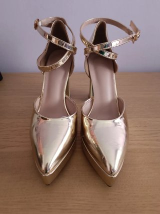 Zapatos de tacón dorados con plataforma