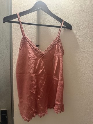 Camiseta tirantes rosa con encaje