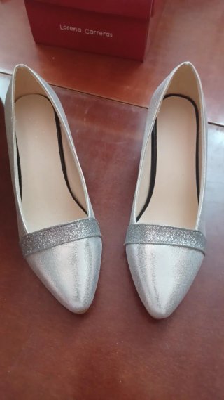 Zapatos de tacón plateados