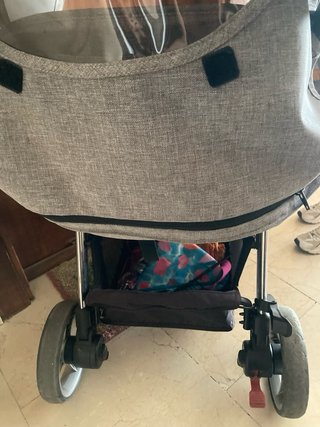 Carro de bebé gris