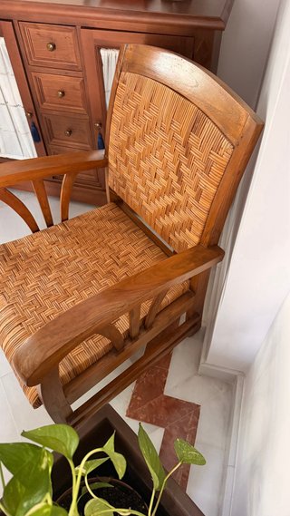 Sillón madera y mimbre con reposabrazos