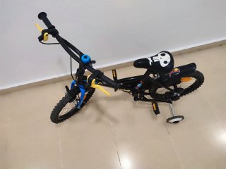 Bicicleta infantil 16" Btwin con ruedines y casco
