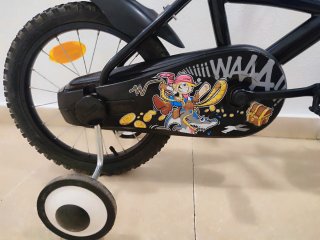 Bicicleta infantil 16" Btwin con ruedines y casco