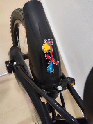 Bicicleta infantil 16" Btwin con ruedines y casco
