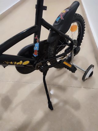 Bicicleta infantil 16" Btwin con ruedines y casco