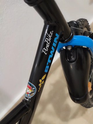 Bicicleta infantil 16" Btwin con ruedines y casco
