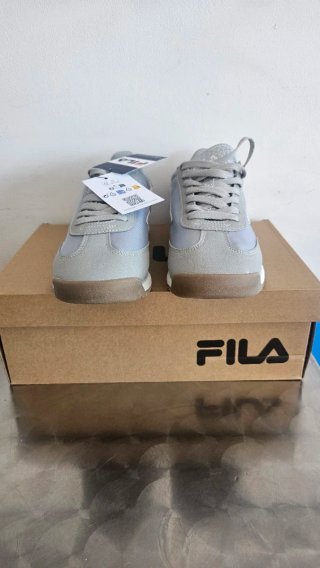 Zapatillas Fila Grises y Blancas