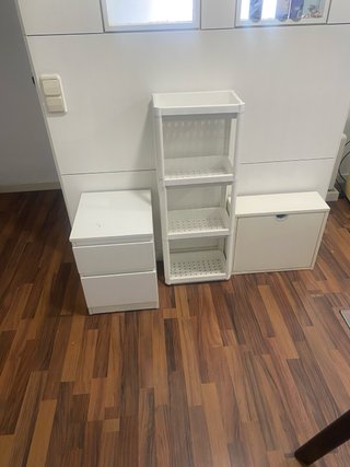 Mesita cajonera y estantería blanca y zapatero