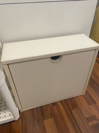 Mesita cajonera y estantería blanca y zapatero