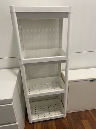 Mesita cajonera y estantería blanca y zapatero
