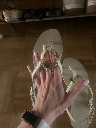 Sandalias de verano beige y doradas