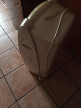 Ventilador de aire beige y azul con placas